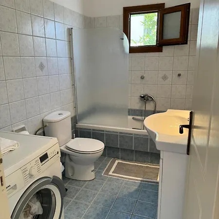 Limnes Seaside Retreat דירה *