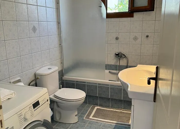 Limnes Seaside Retreat דירה *